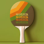 Raquete De Ping Pong Padrão de Faixa Retroativa Cores Terrestres Nome d<br><div class="desc">Adicione seu nome e veja-o multiplicando no design. Os anos 70 inspiraram cores e um padrão mínimo. As cores verde,  laranja,  amarelo podem ser alteradas. As grandes faixas que correm na diagonal fazem dela um olhar ousado,  mas mínimo,  para o seu lugar.</div>