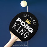 RAQUETE DE PING PONG PAI É O REI DA PONG<br><div class="desc">O Pai do PONG KING para o entusiasta do ping pong da família. ALTERAÇÃO DE COR: Você pode alterar o plano de fundo preto clicando na guia PERSONALIZAR MAIS. Entre em contato com o designer por meio do Zazzle Chat ou makeitaboutyoustore@gmail.com se você quiser que este design seja modificado.</div>