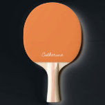 Raquete De Ping Pong Pino Pong Tangerine de Cor de Tendência Fresca<br><div class="desc">Apresentando a cor da primavera da tendência: Tangerina fresca. Este remo de pingue-pongue moderno e na moda, com um nome personalizável em uma fonte bonita de aspecto manuscrito, adiciona um pop de cor ao seu jogo. Seu design simples e limpo em uma cor sólida oferece um apelo de eterno, perfeito...</div>