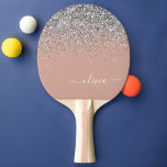 Raquete De Ping Pong Rapariga do Monograma com rosa Dourado Blush Pink<br><div class="desc">Rosa Dourado - Pino Pino Esmagado e Pino Pino Pino Pino do Script Glitter Silver Sparkle Monograma. Isto faz o doce e perfeito aniversário de 16 anos,  casamento,  chá de panela,  aniversário,  chá de fraldas ou festa de solteira presente para alguém que ama luxo de luxo e estilos quíticos.</div>