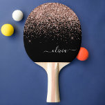 Raquete De Ping Pong Rapariga do Monograma de Script Brilhante Cor-de-r<br><div class="desc">Rosa Dourado - Pino do Pino do Pino do Pino do Pong Ping do Script Glitter da Lente do Espelho Escamudo e Preto. Isto faz o doce e perfeito aniversário de 16 anos, casamento, chá de panela, aniversário, chá de fraldas ou festa de solteira presente para alguém que ama luxo...</div>