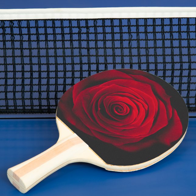 Raquete De Ping Pong Rosa vermelha no efeito de vintagem em fundo preto (Insitu)