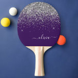 Raquete De Ping Pong Roxo Silver Glitter Girly Glam Monograma<br><div class="desc">Pino Pong Pong Nome do Monograma do Script Glitter Silver e Purple Sparkle. Isto faz o doce e perfeito aniversário de 16 anos,  casamento,  chá de panela,  aniversário,  chá de fraldas ou festa de solteira presente para alguém que ama luxo de luxo e estilos quíticos.</div>