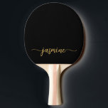 Raquete De Ping Pong Script de Assinatura de Nome Personalizado Dourado<br><div class="desc">Nome De Monograma Girly Preto E Dourado Script De Assinatura Ping Pong Personalizado. Este design com seu primeiro nome em um estilo bonito, escrito à mão, estilo swash tail, tipografia de assinatura (ou caligrafia) em preto e ouro. Estes são fáceis de personalizar. presente excelente feminina de lar, casamento, também para...</div>
