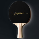 Raquete De Ping Pong Script de Assinatura de Nome Personalizado Preto D<br><div class="desc">Raquete de Ping Pong personalizada com monograma feminino preto e dourado. Estes desenhos apresentam seu primeiro nome em uma linda tipografia de assinatura com estilo de letra manuscrita e cauda florida (ou caligrafia) em preto e dourado. São fáceis de personalizar. Ótimo presente feminino e elegante para aquecimento de casa, casamento,...</div>
