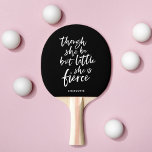 Raquete De Ping Pong Script de Cor Personalizado Pequeno, Mas Acertado,<br><div class="desc">Ping Pong Paddle literário, com seu nome e um roteiro branco da citação "embora ela seja pouco, ela é feroz" do Sonho de Uma Noite de Verão de William Shakespeare em uma cor de fundo editável (clique em "editar" para mudar o plano de fundo). Personalize-o substituindo o texto do marcador...</div>
