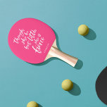 Raquete De Ping Pong Script de Cor Personalizado Pequeno, Mas Acertado,<br><div class="desc">Ping Pong Paddle literário, com seu nome e um roteiro branco da citação "embora ela seja pouco, ela é feroz" do Sonho de Uma Noite de Verão de William Shakespeare em uma cor de fundo editável (clique em "editar" para mudar o plano de fundo). Personalize-o substituindo o texto do marcador...</div>