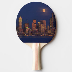 Raquete De Tênis De Mesa Lua cheia que aumenta sobre a skyline do centro de