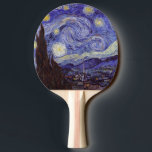 Raquete De Tênis De Mesa Vincent Van Gogh Starry Night Vintage Fine Art<br><div class="desc">Vincent van Gogh Starry Night Fine Art Painting Starry Night Starry Night é uma pintura do artista poste-impressionista holandês Vincent van Gogh. O céu azul à noite está cheio de nuvens, estrelas e uma lua crescente brilhante. A Noite Estrelada é a única noturna na série de visões da janela do...</div>