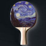 Raquete De Tênis De Mesa Vincent Van Gogh Starry Night Vintage Fine Art<br><div class="desc">Vincent van Gogh Starry Night Fine Art Painting Starry Night Starry Night é uma pintura do artista poste-impressionista holandês Vincent van Gogh. O céu azul à noite está cheio de nuvens, estrelas e uma lua crescente brilhante. A Noite Estrelada é a única noturna na série de visões da janela do...</div>