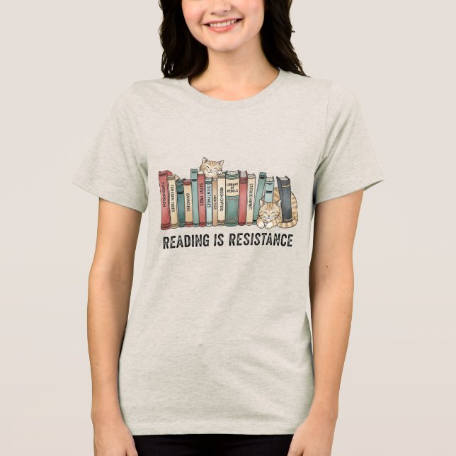 Reading Is Resistance Cat & Books T-Shirt (Frente)