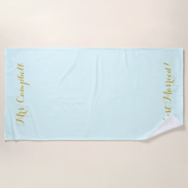 Recem casados na toalha da lua de mel do ouro