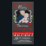 Red Chalkboard Felry Natal Cartão com fotos<br><div class="desc">Feliz cartões com fotos de Natal com uma tela de fundo, muitas espirais vermelhas e texto que diz Feliz Natal, uma corda de luzes coloridas em várias cores, ornamentos vermelhos e verdes pendurados, e áreas que você pode personalizar esses belos e brilhantes cartões com fotos de Natal com sua foto...</div>