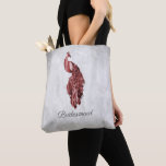 Red Peacock Bridesmaid Bolsa<br><div class="desc">Personalize um saco de impressão para as suas damas de honra com um Saco de Tote da Red Peacock Bridesmaid. Bolsa design apresenta um pavão vibrante que repousa sobre uma delicada vinha de folhagem branca contra um fundo resplandecente. Personalize com o nome da madrinha ou mantenha o título da madrinha....</div>