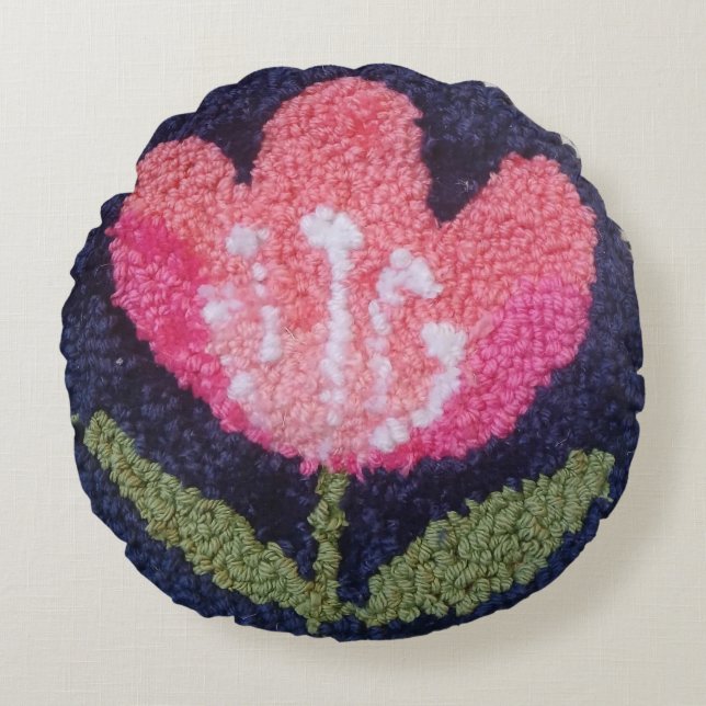 Redonda almofada com desenho de flor rosa em ponto de agul (Frente)