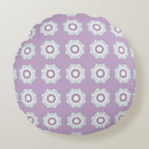 almofada decorativa com um padrão geométrico