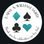 Redondo Adesivo de texto personalizado com tema Las Vegas<br><div class="desc">O brilho azul-turquesa falso e os naipes de cartas pretos são circulados por texto personalizável,  tornando esses adesivos redondos perfeitos para todos os tipos de projetos e ocasiões. Use-os para etiquetar lembrancinhas para convidados de casamento,  para fechar envelopes e muito mais.</div>