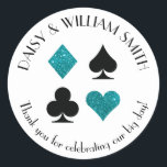 Redondo Adesivo de texto personalizado com tema Las Vegas<br><div class="desc">O brilho azul-turquesa falso e os naipes de cartas pretos são circulados por texto personalizável,  tornando esses adesivos redondos perfeitos para todos os tipos de projetos e ocasiões. Use-os para etiquetar lembrancinhas para convidados de casamento,  para fechar envelopes e muito mais.</div>