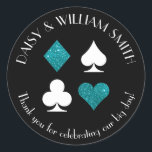 Redondo Adesivo de texto personalizado tema Las Vegas bril<br><div class="desc">Brilho azul-verde falso e naipes de cartas brancas são circulados por texto personalizável,  tornando esses adesivos redondos perfeitos para todos os tipos de projetos e ocasiões. Use-os para etiquetar lembranças para convidados de casamento,  para fechar envelopes e muito mais.</div>