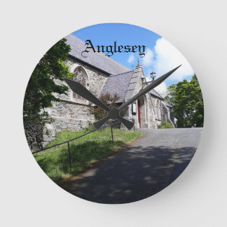 Redondo belo relógio da igreja