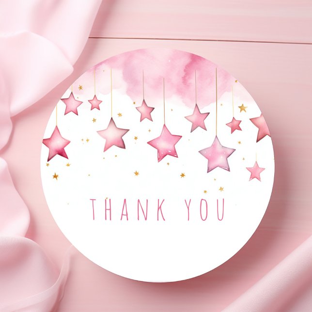 Redondo Estrelas cor-de-rosa obrigado seu adesivo (Pink stars thank you fun sticker. Stars hanging from light pink dreamy fluffy clouds.)