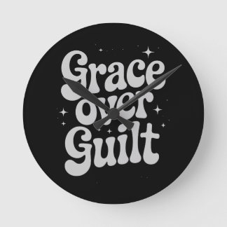 Redondo Grace Sobre o Relógio de Muro Culto