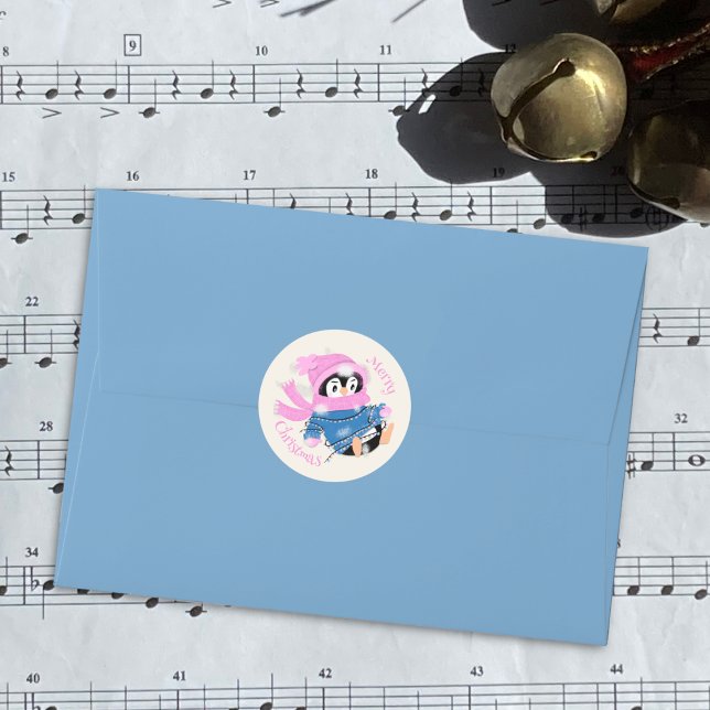 Redondo Pinguim emaranhado no adesivo de Natal das Luzes (Cute penguin entangles in Christmas light round Holiday sticker . )