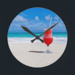 Redondo Relógio de Bebida na parede da Praia<br><div class="desc">Usando a função "personalizar",  adicione seu próprio texto,  se desejar.  Foto de Vera Kratochvil,  de www.publicdomainpictures.net.  Veja na minha loja mais artigos para beber.</div>