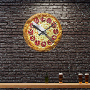 Redondo relógio de pizza de pepperoni