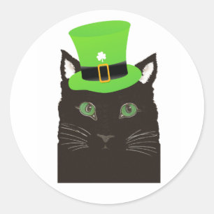 Redondo Um gato Legal com um adesivo de chapéu verde
