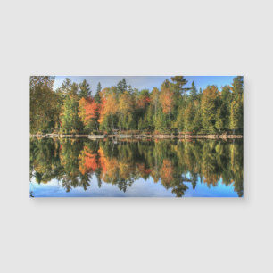 Reflexões do lago fall Foliage do outono de Maine
