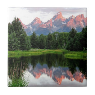 Reflexões grandes de Teton sobre a lagoa do casto