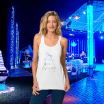 Regata Algo azul antes que eu faça Chá de panela<br><div class="desc">Uma parte superior para um chá de panela ou festa de solteira. Frente: um arco azul e o texto: Algo AZUL antes de mim. Voltar: Personalize e adicione o nome da noiva a ser,  adicione a data da festa.</div>