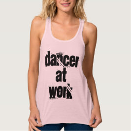 Regata Dançarino no topo do Tanque de Racer Amarelo no Tr