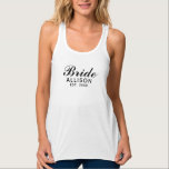 Regata Nome da Data Estabelecida do Preto Branco do Scrip<br><div class="desc">Mostre seu estilo neste tanque de nome de data estabelecido branco preto preto branco do roteiro de cor. O texto é o script preto "Noiva" centrado no lado frontal. Personalizado com o nome da noiva e ano de casamento. Ideia de presente de excelente para chá de panela, festa de solteira...</div>