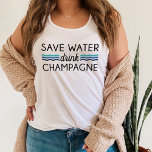 Regata Poupe Água, Beba Champanhe<br><div class="desc">Faça a sua parte para aliviar a seca na Califórnia,  suando água e mudando para champanhe! Nosso tanque de tipografia bonitinho apresenta "poupar água,  beber champanhe" em letras negras com ondas azuis do oceano detalhando.</div>