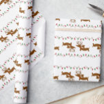 Reindeer Dachshund — Papel de embrulho para presen<br><div class="desc">Enrola seus presentes em pura maravilha! Este papel de embrulho de Natal apresenta pratas adoráveis vestidas de rena, prontas para oferecer alegria com cada vadia. Perfeito para mães de doxie, pais de salsicha, e quem acredita que as férias são melhores com um filhote longo e baixo em destaque. Quer você...</div>