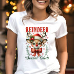 Reindeer Social Club Coquette Christmas<br><div class="desc">Entra no espírito de férias com esta adorável t-shirt do Clube Social Reindeer! Apresentando uma rena de inspiração vintage fofa adornada com um chapéu festivo de Papai Noel e um arco vermelho, esta design é perfeita para qualquer um que ama modos de Natal encantadores e brincalhões. O verde suave e...</div>