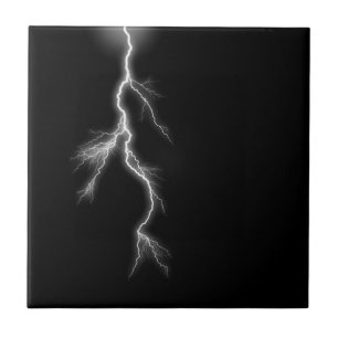 Relâmpago contra o céu negro