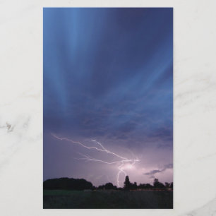 Relâmpago que golpeia durante o temporal