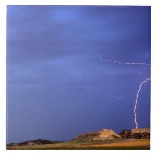 Relâmpagos atingem montes perto de Scottsbluff