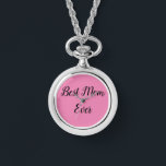 Relógio A melhor mãe sempre escreve rosa<br><div class="desc">"Melhor Mãe Nunca" elegantemente gravada em uma fonte vibrante se destaca em um fundo rosa suave,  oferecendo um tributo sincero aos matriarcas mais queridos em um design que é ousado e carinhoso.</div>