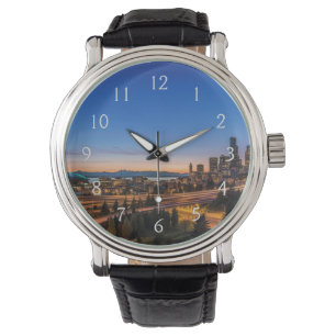 Relógio A rodovia I-5 e o centro Seattle no crepúsculo