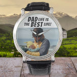 Relógio A vida do pai é a melhor foto da família<br><div class="desc">A vida do pai é a melhor foto-relógio da família. Este relógio personalizado é o presente perfeito para qualquer pai que sabe que ser pai é a melhor coisa que já lhe aconteceu. O design apresenta a citação "A vida Pai é a melhor vida" em letras negrito que farão qualquer...</div>
