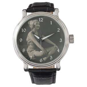 Relógio Ame uma pobre garota de barriga sentada entre pern