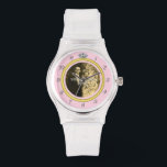 Relógio Anel de Casamento com Diamante bonito com Foto a R<br><div class="desc">Este elegante relógio personalizado tem um visual de anel de diamante. A banda de ouro forma um círculo com números de relógio de prata em volta do exterior, o "12" substituído pela imagem de um diamante. Tudo se destaca corajosamente sobre um fundo rosa (veja variações de cor sob "Casamentos" em...</div>