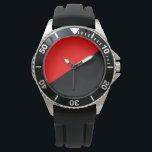 Relógio Bandeira Anarquista (Anarquismo)<br><div class="desc">Este design apresenta a bandeira vermelha e negra do anarquismo. Louise Michel, que participou do Comune de Paris de 1871, disse: "A faixa vermelha, que sempre defendeu a liberdade, assusta os carrascos porque é tão vermelha com nosso sangue... Aquelas faixas vermelhas e negras acenam sobre nós lamentando nosso morto e...</div>