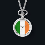 Relógio Bandeira Irlandesa Total<br><div class="desc">O relógio colar apresenta uma Bandeira Irlandesa preenchendo todo o espaço imprimível. Design simples, mas adorável, para compartilhar sua herança e cultura. Ótimo presente para qualquer ocasião para sua pessoa irlandesa favorita. Não apenas ótimo para celebrar o Dia de São Patrício, mas também reuniões de família, Dia das Mães e...</div>
