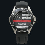 Relógio Bombeiro Fino da Linha Vermelha Personalizado<br><div class="desc">Thin Red Fireglass Watch - design de bandeira americana em cores de bandeira de bombeiro, design angustiado. É um belo presente para o seu bombeiro ou bombeiro favorito. Presente de aposentadoria ou presente de apreciação de bombeiros excelentes. Personalize com o nome. COPYRIGHT © 2020 Judy Burrows, Black Dog Art -...</div>