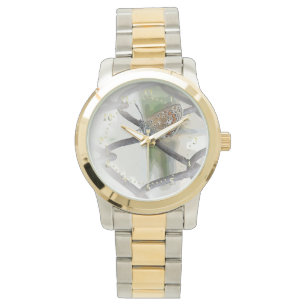 Relógio borboleta na cerca